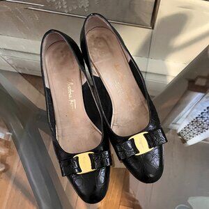 Salvatore Ferragamo Black Croc Vara Bow Pumps 8B